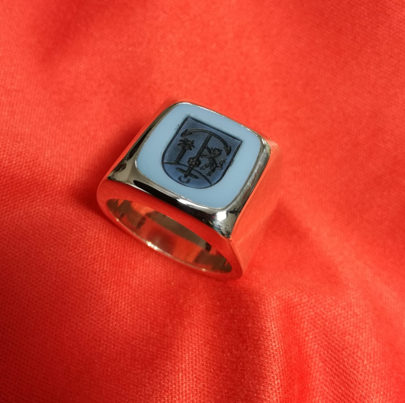 Ring aus 925er Silber mit Familienwappen aus Lagenstein und individueller Gravur